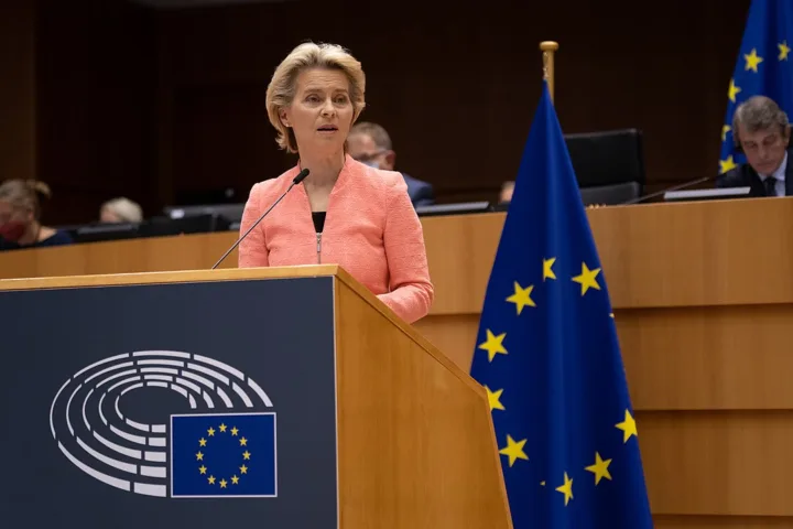 Ursula von der Leyen, Presidente da Comissão Europeia, foi diagnosticada com pneumonia grave e cancelou todos seus compromissos por duas semanas