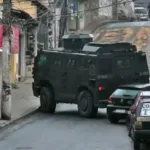 Caveirão da PM perdeu o controle após criminosos jogarem óleo na ladeira. Foto: Reprodução/TV Globo