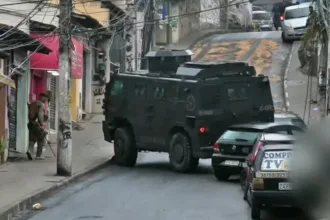 Caveirão da PM perdeu o controle após criminosos jogarem óleo na ladeira. Foto: Reprodução/TV Globo