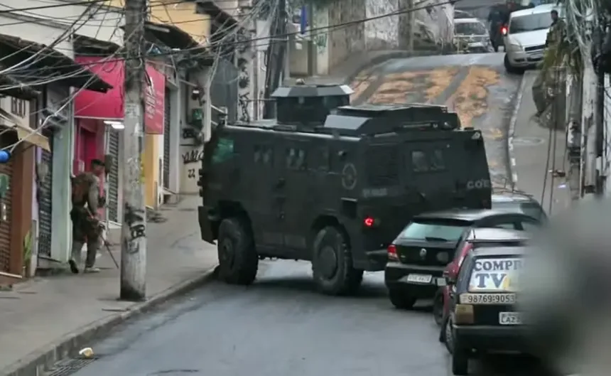 Caveirão da PM perdeu o controle após criminosos jogarem óleo na ladeira. Foto: Reprodução/TV Globo