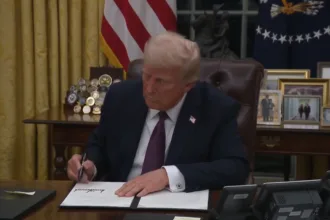 Washington/EUA - 20/01/2025 - Presidente Donald Trump assina decretos polêmicos no seu gabinete da Casa Branca. Foto: RS/Fotos Públicas