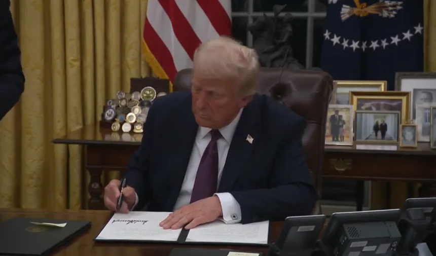 Washington/EUA - 20/01/2025 - Presidente Donald Trump assina decretos polêmicos no seu gabinete da Casa Branca. Foto: RS/Fotos Públicas