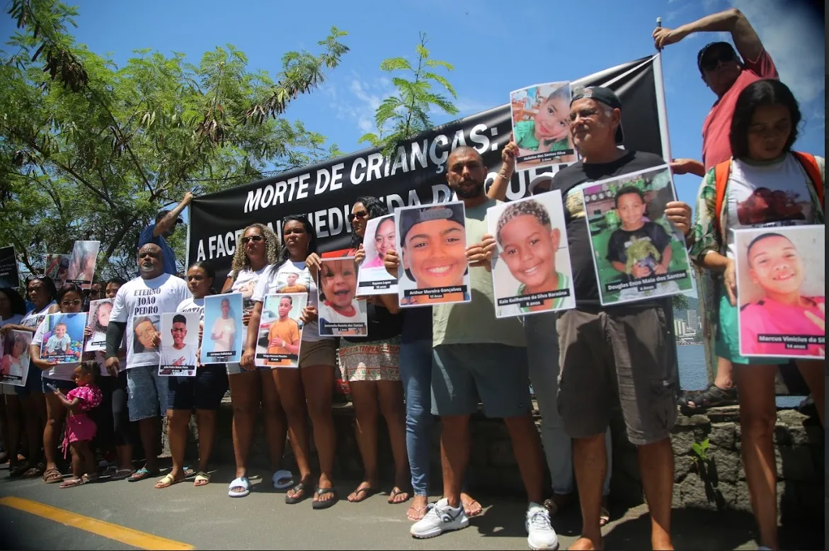 Famílias de vítimas de balas perdidas protestam na Lagoa Rodrigo de Freitas e cobram memorial da Prefeitura do Rio.