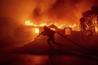 Mais de 100 mil pessoas foram obrigadas a evacuar suas casas devido aos incêndios que devastam Los Angeles desde terça-feira (7) – Foto: Reprodução