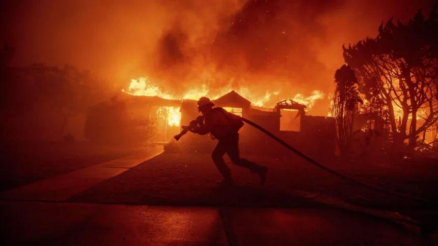 Mais de 100 mil pessoas foram obrigadas a evacuar suas casas devido aos incêndios que devastam Los Angeles desde terça-feira (7) – Foto: Reprodução