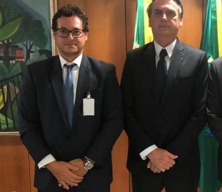 PF apresenta documentos ao STF que ligam Wajngarten e Bolsonaro ao esquema de joias avaliadas em R$ 6,8 milhões.