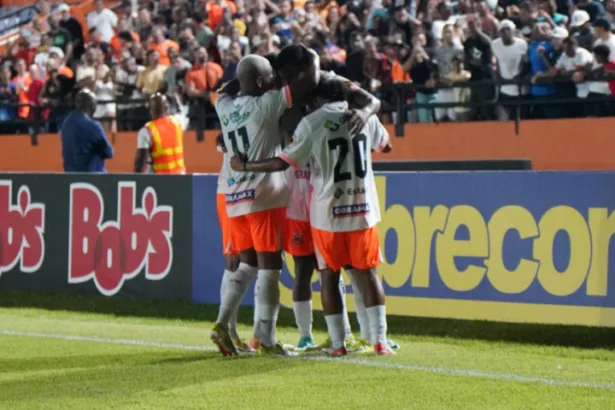 Nova Iguaçu comemora o gol da vitória sobre o Sampaio Corrêa (Crédito: André Santos)