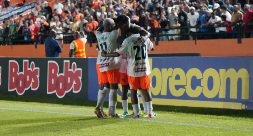 Nova Iguaçu comemora o gol da vitória sobre o Sampaio Corrêa (Crédito: André Santos)