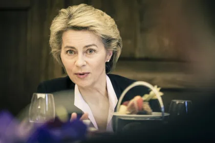 Ursula von der Leyen destaca postura pragmática da UE diante de Trump, abordando comércio global, Ucrânia e mudanças climáticas no Fórum de Davos