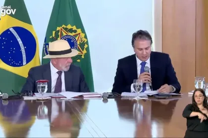 O presidente Lula e o ministro da Educação, Camilo Santana, durante cerimônia no Palácio do Planalto. Foto: Reprodução