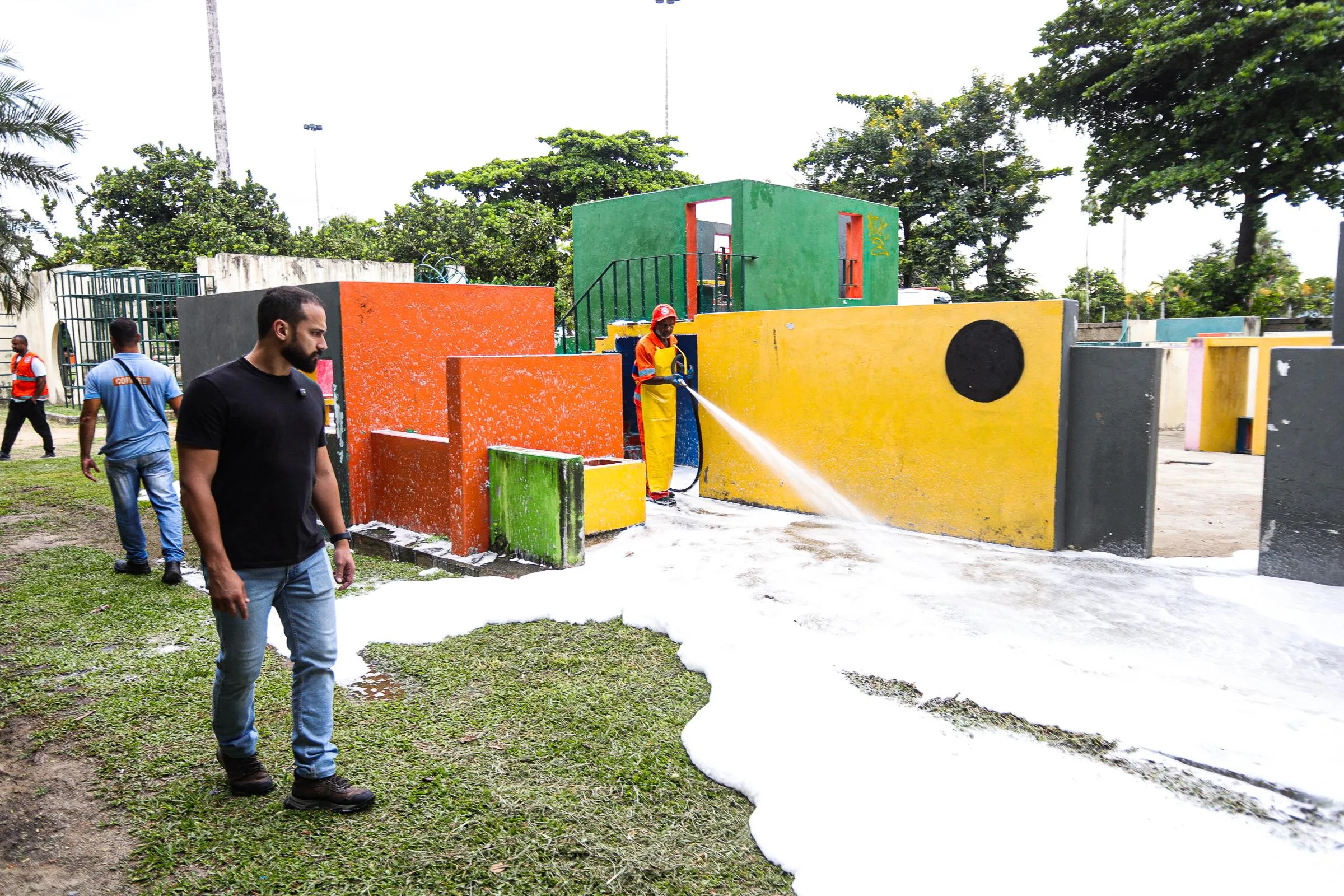 Trabalhadores realizam reparos nos brinquedos do Parque das Crianças, no Flamengo - Divulgação/Hector Santos