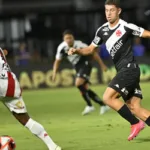 Vasco e Bangu empatam em 0 a 0 no Campeonato Carioca. Goleiro Victor Brasil defende pênalti e é destaque da partida em São Januário