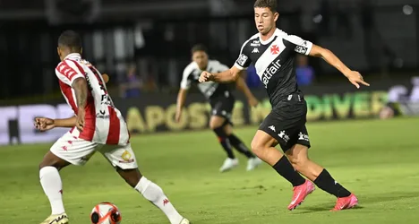 Vasco e Bangu empatam em 0 a 0 no Campeonato Carioca. Goleiro Victor Brasil defende pênalti e é destaque da partida em São Januário