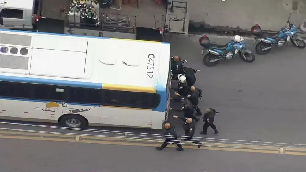 ônibus sequestrados, barricadas no Engenho Novo, Zona Norte do Rio, transporte público, insegurança no Rio de Janeiro, bloqueios no trânsito