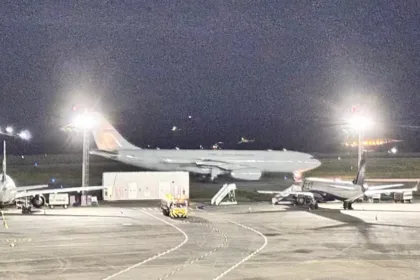 Avião da FAB chega com deportados no Aeroporto Internacional de Belo Horizonte — Foto: Pedro Cunha/TV Globo