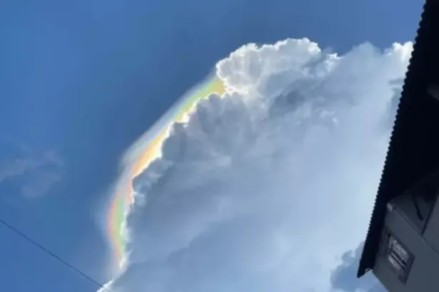 Nuvem iridescente registrada no céu de Duque de Caxias, no Rio de Janeiro. Chamada: Fenômeno raro