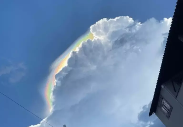 Nuvem iridescente registrada no céu de Duque de Caxias, no Rio de Janeiro. Chamada: Fenômeno raro