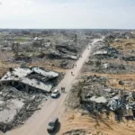 Uma vista aérea mostra o rublo de prédios residenciais destruídos, as ruas e avenidas após o bombardeio israelense deixar uma enorme destruição na área de Tel Al-Sultan após a retirada do exército israelense em Rafah, Gaza, em 19 de janeiro de 2025 [Ashraf Amra/Agência Anadolu]