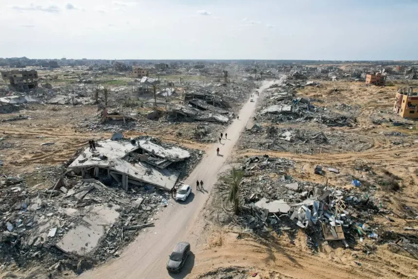 Uma vista aérea mostra o rublo de prédios residenciais destruídos, as ruas e avenidas após o bombardeio israelense deixar uma enorme destruição na área de Tel Al-Sultan após a retirada do exército israelense em Rafah, Gaza, em 19 de janeiro de 2025 [Ashraf Amra/Agência Anadolu]