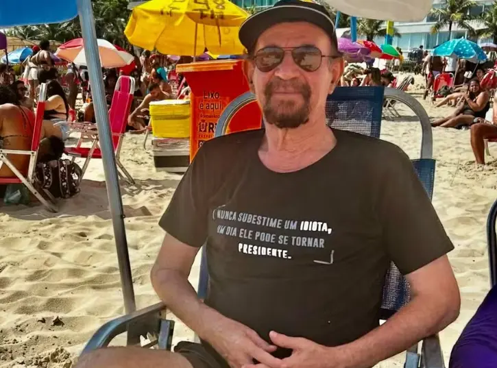 Cezar Bitencourt, advogado de Mauro Cid, usa camiseta com indireta a Bolsonaro. Foto: reprodução