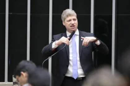 Prometendo uma plataforma de oposição, Marcel Van Hattem (Novo-RS) disputa a presidência da Câmara pela quarta vez. Foto: Bruno Spada/Câmara dos Deputados