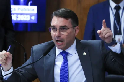 Senador, Flávio Bolsonaro, na comissão de segurança do Senado. Senador falou que pensar em Matar não é crime" Foto Lula Marques/ Agência Brasil