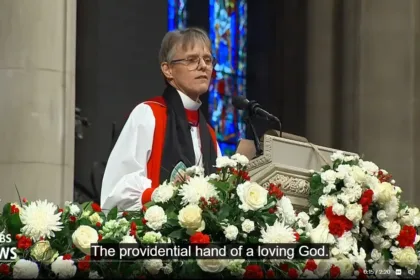 A bispa episcopal Mariann Edgar Budde durante culto na Catedral Nacional de Washington. Reprodução