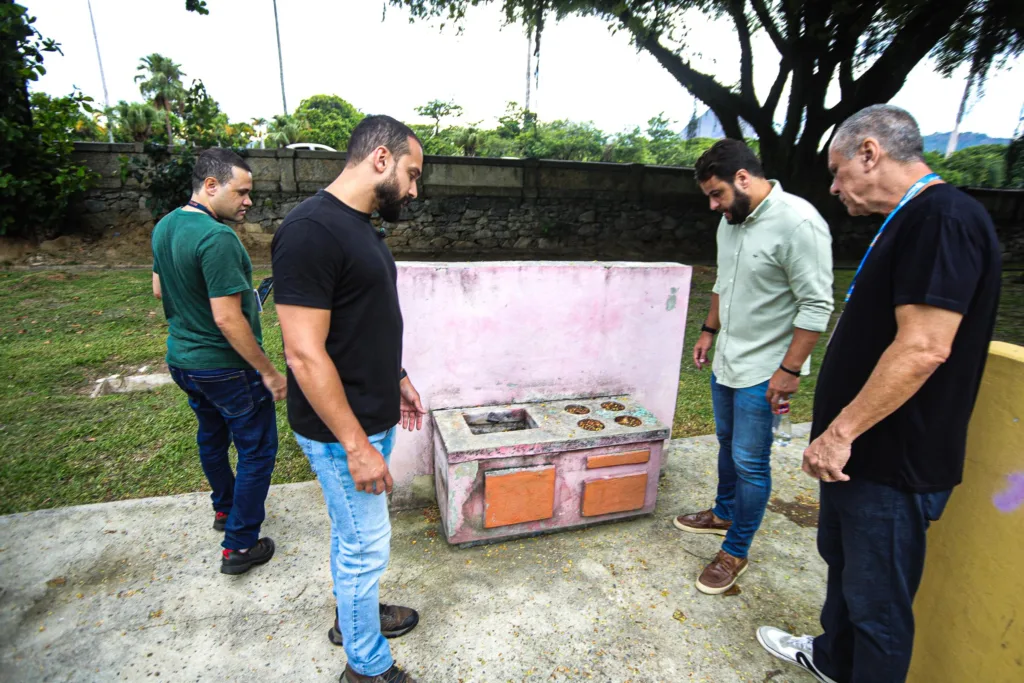 Trabalhadores realizam reparos nos brinquedos do Parque das Crianças, no Flamengo - Divulgação/Hector Santos