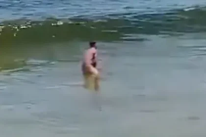 Homem nu se masturbando na praia de Copacabana, no Rio de Janeiro. Foto: Reprodução