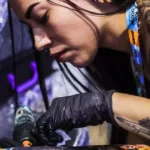 Quer ser tatuador? Tattoo Week Rio 2025 oferece cursos gratuitos para jovens das favelas cariocas