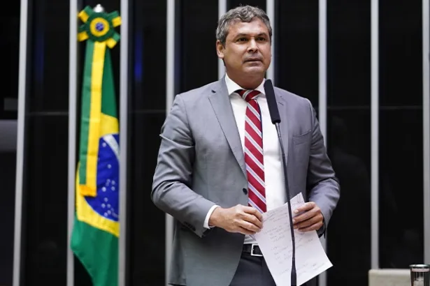 Lindbergh Farias, futuro líder do PT na Câmara, anuncia prioridades para 2025: isenção do IR, fim da escala 6x1 e regulamentação de apps.