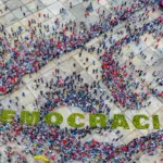 DEMOCRACIA – Após a solenidade, o presidente desceu a rampa do Palácio do Planalto com autoridades para se juntar ao público que estava na Praça dos Três Poderes para o Abraço da Democracia. Eles se posicionaram ao lado de uma estrutura composta por centenas de vasos de flores que formavam a palavra democracia. CONSCIÊNCIA - Vinda de Goiânia, a professora e funcionária pública Marta Luíza viajou com o esposo, Junior Rabelo, para a celebração. Ela destacou a difícil recuperação do país após os episódios de invasão e vandalismo. “A recuperação física já é todo um trabalho, um esforço consciente em torno do que representam esses símbolos na Praça dos Três Poderes, mas a recuperação política e social é ainda mais difícil e lenta”, disse Marta.