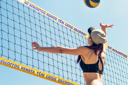 Praia do Leme recebe clínica com os jogadores do Vôlei Renata