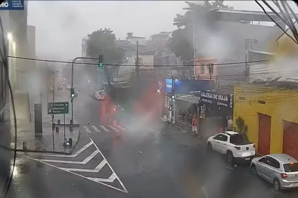 Chuva forte em Irajá, na Zona Norte — Foto: Reprodução